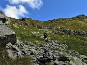 45 Il sentiero si inerpica su pietrame e verso roccette